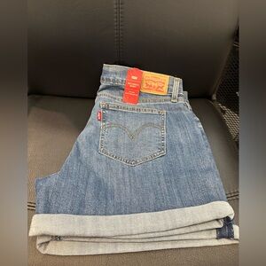 NWT Levi's Women’s Mid Rise Stretch Cuffed Mid Length Shorts